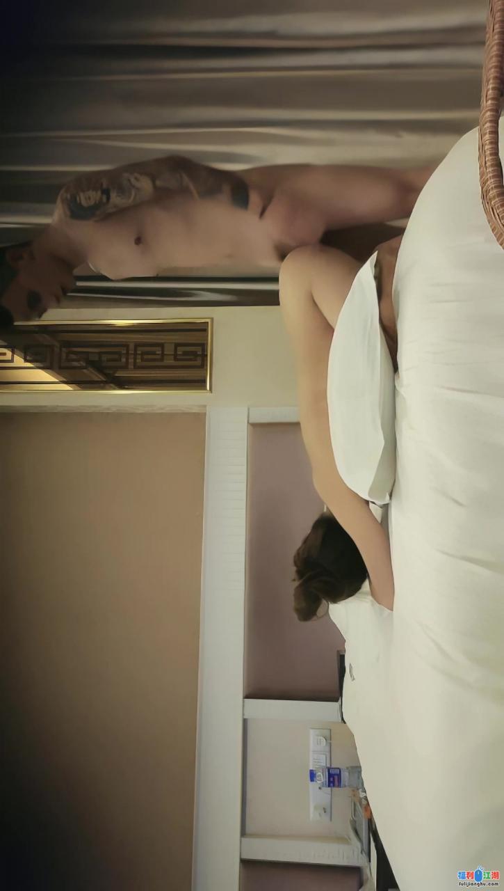 大波浪斑点长裙妹子，深喉口交大屌新视角[1V1.4G度盘]