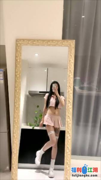 大腿也纹身的妹子，身材绝美，卫生间自卫【 405M】