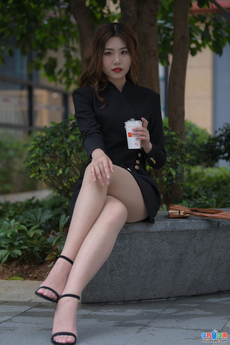 【视频】连衣短裙高跟肉丝长腿美女【1V/8.31G/百度云】