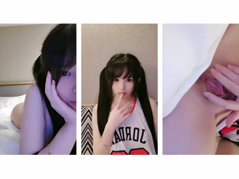 【胖次猫】6.6超萌的双马尾小萝莉 球衣全裸露脸自慰【500M】