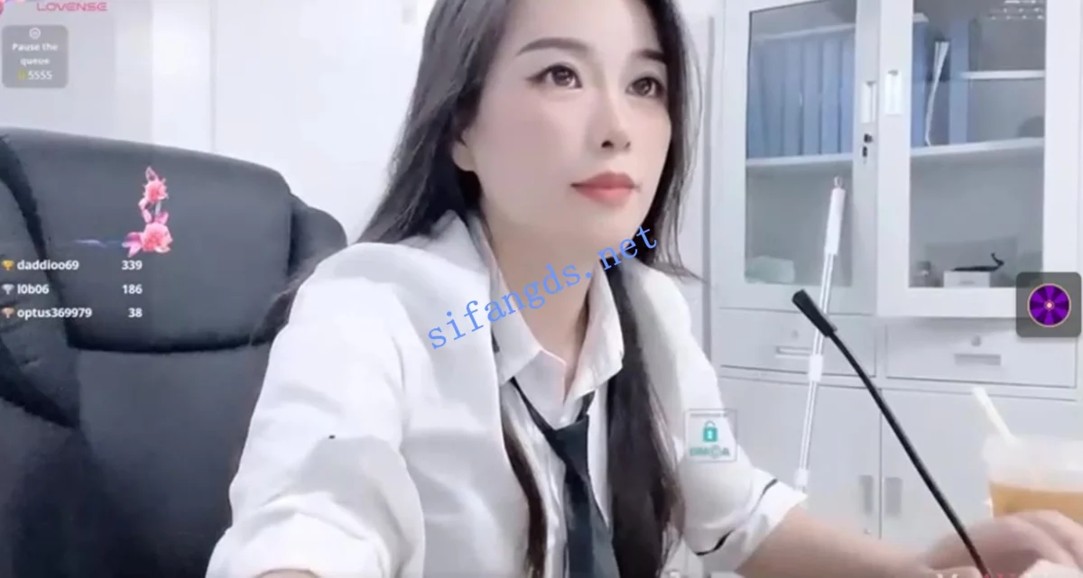 灬喷水女王！【Kaixin-Baby】公司白领上班跳蛋~自慰潮喷~抽搐