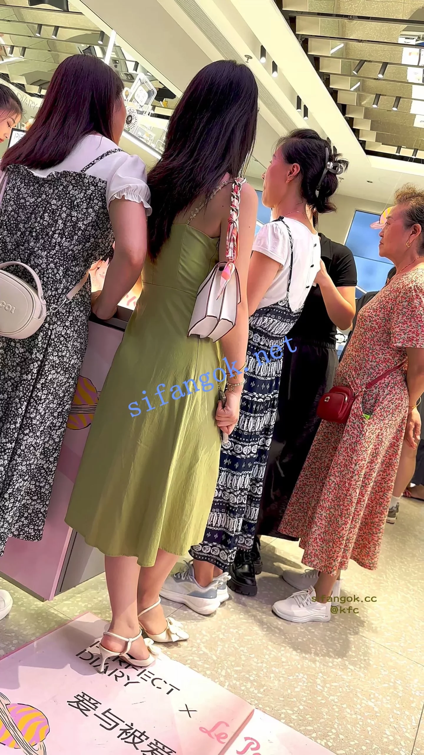 【KFC】少妇和闺蜜们逛街化妆·气质不错长裙下穿了白色内