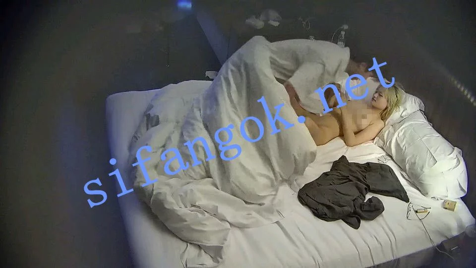 寂寞黄毛精神小妹三天约炮两男~打桩机式疯狂插入~好厉害